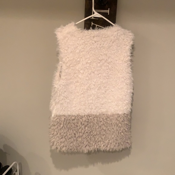 Women’s faux fur vest. Ooh la la!! - Picture 7 of 9